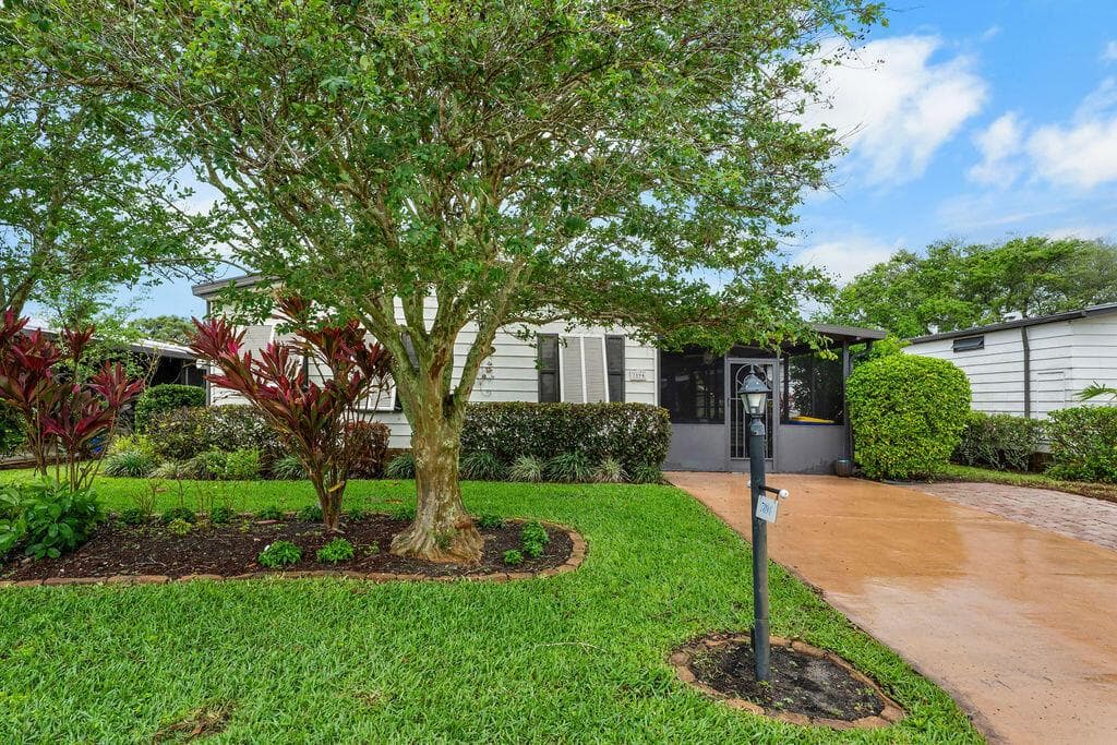 7894 SE Saratoga Drive E, Hobe Sound, FL 33455 photo 2