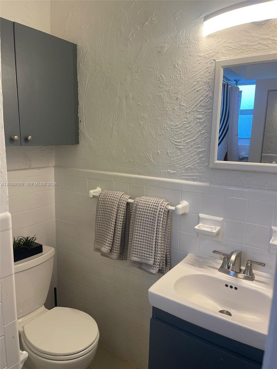 338 Roosevelt St, Hollywood, FL 33019 photo 4