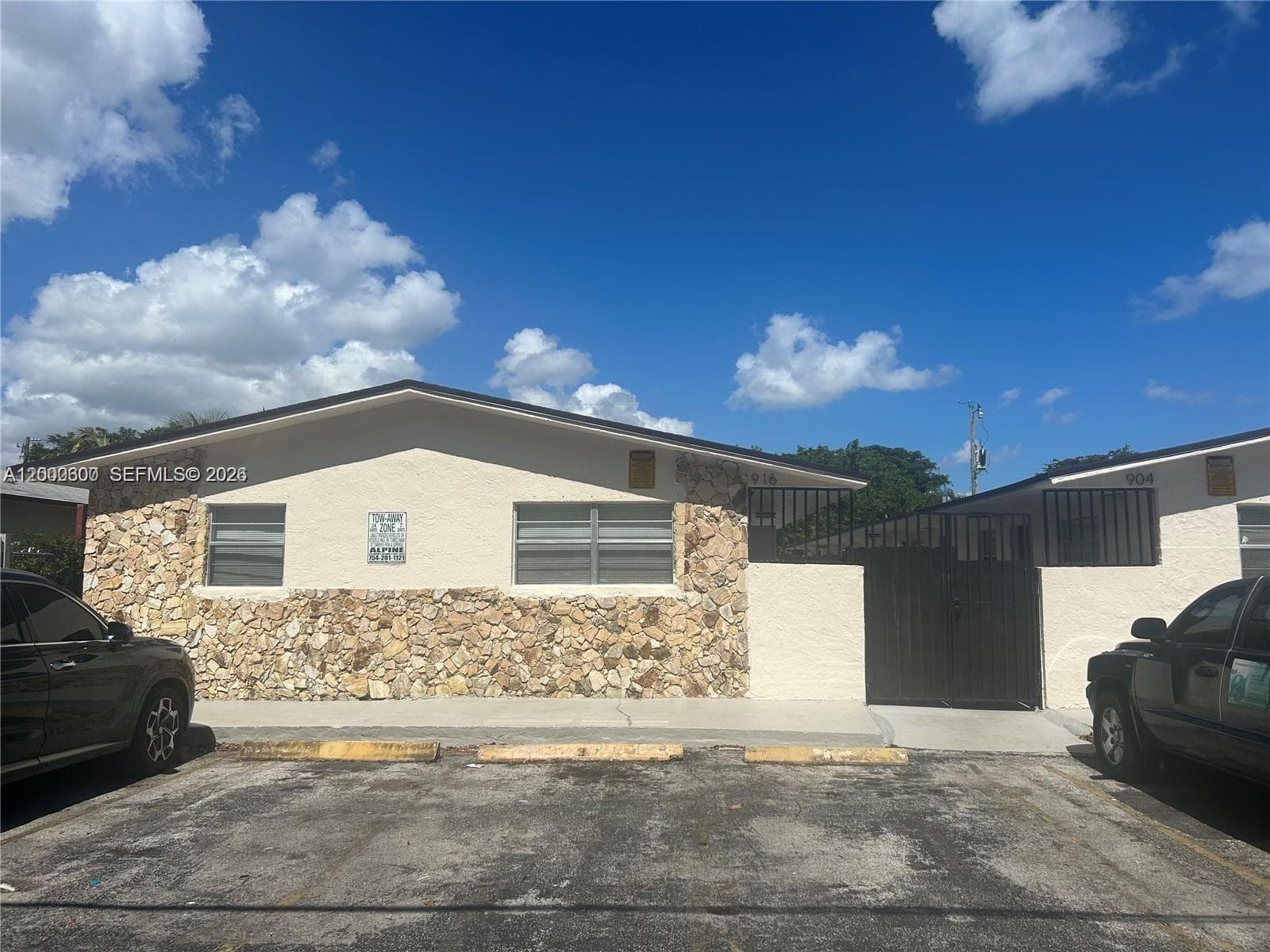 904 SW 10th St, Hallandale Beach, FL 33009