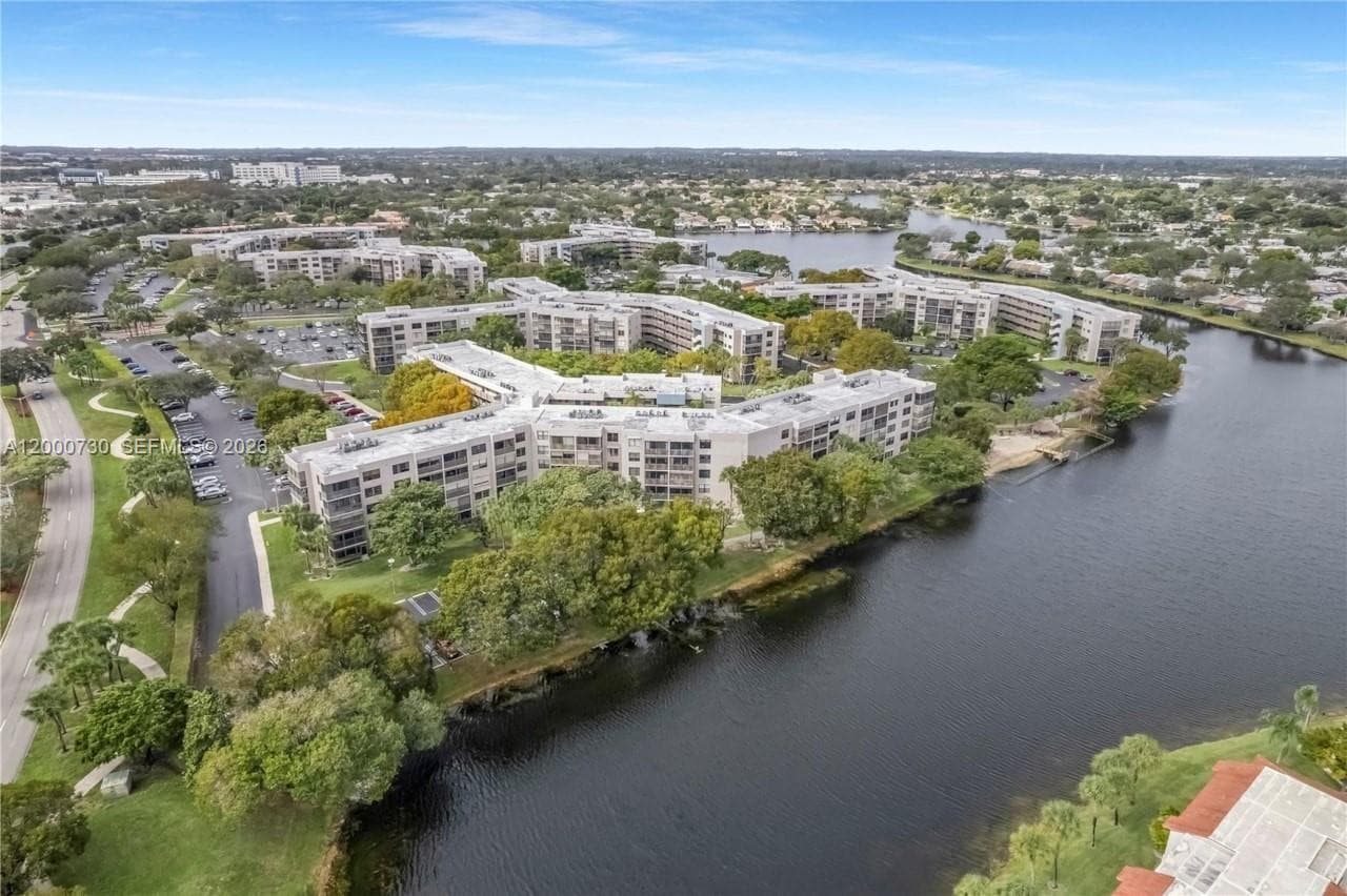 900 Colony Point Cir # 317, Pembroke Pines, FL 33026