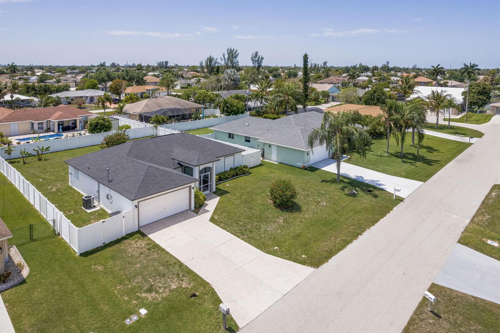 610 SE 21st Lane, Cape Coral, FL 33990 photo 2
