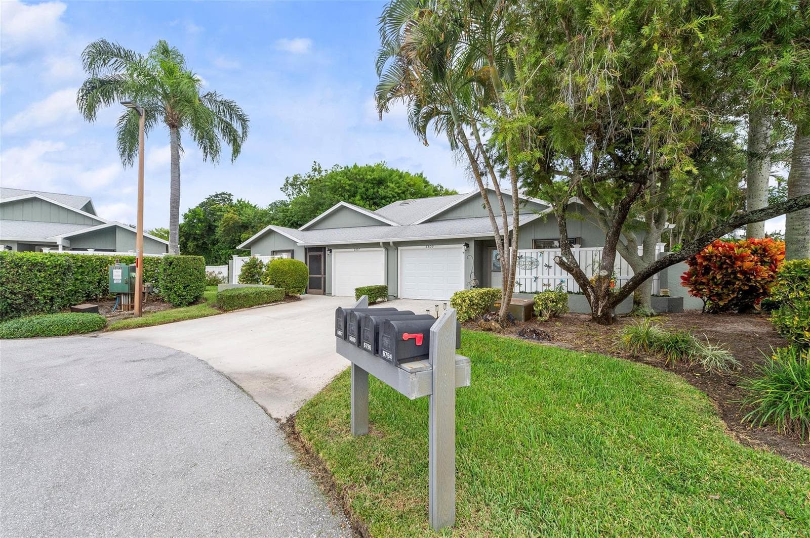 6809 SE Yorktown Drive, Hobe Sound, FL 33455 photo 2