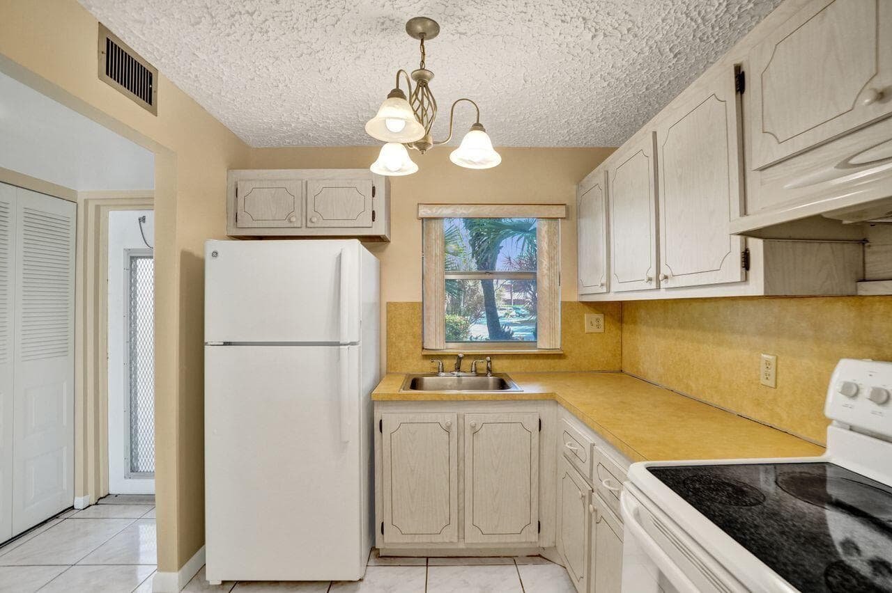 9460 Sunrise Lakes Boulevard # 106, Sunrise, FL 33322 photo 5
