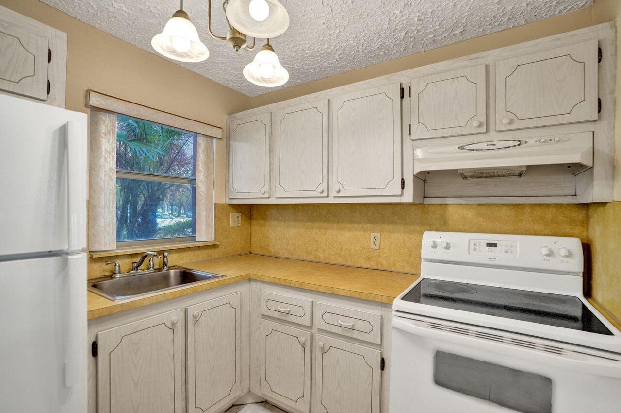 9460 Sunrise Lakes Boulevard # 106, Sunrise, FL 33322 photo 4