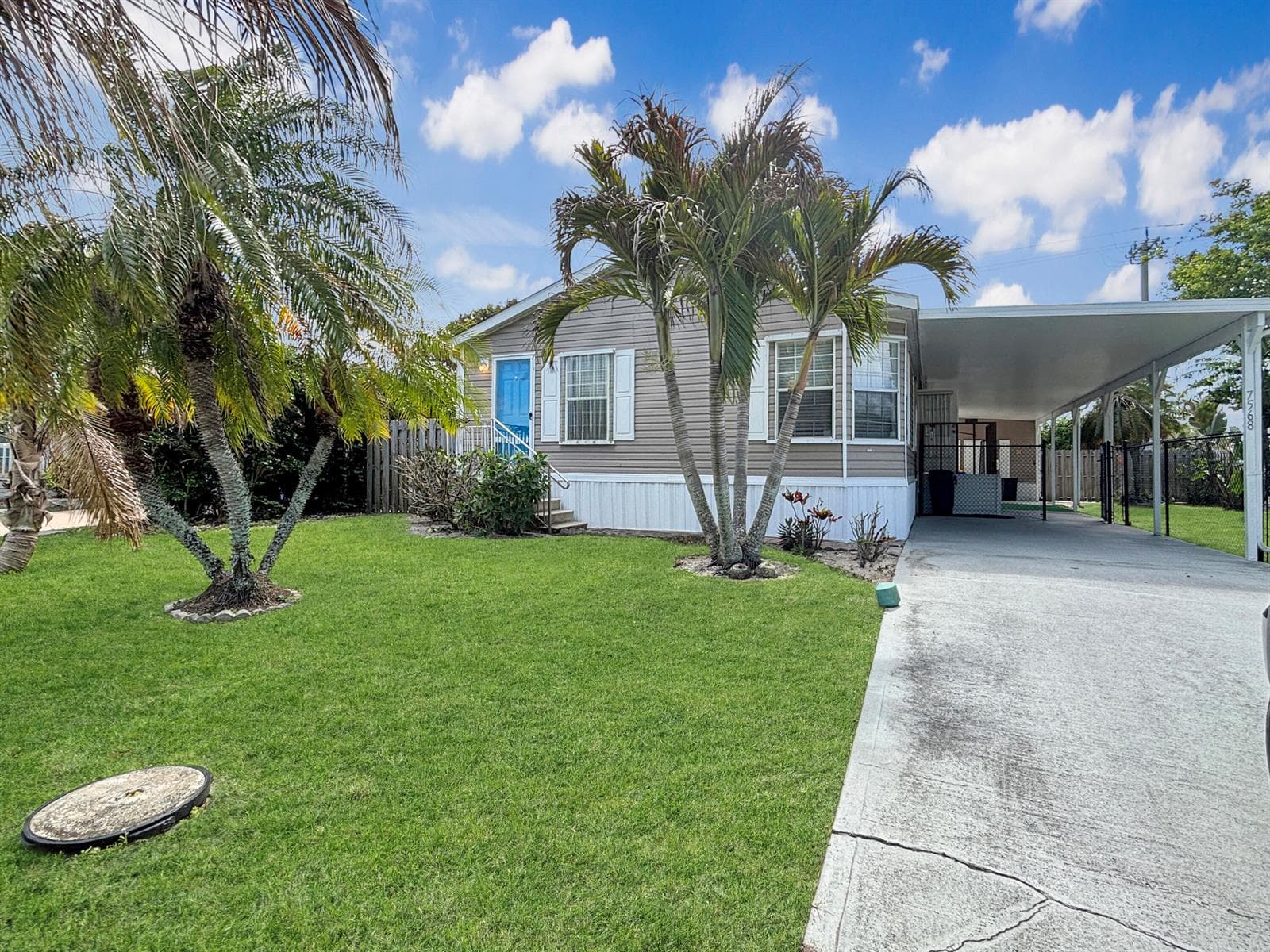 7568 SE Swan Avenue, Hobe Sound, FL 33455 photo 2