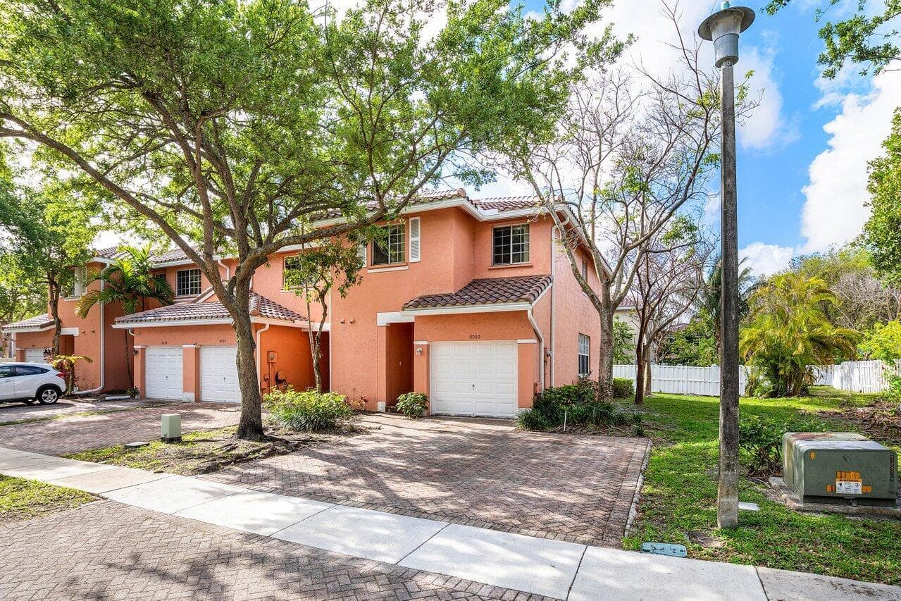 9090 NW 40th Place, Sunrise, FL 33351 photo 2