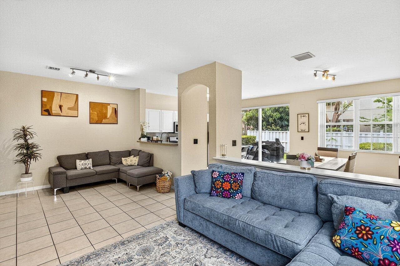 9090 NW 40th Place, Sunrise, FL 33351 photo 5