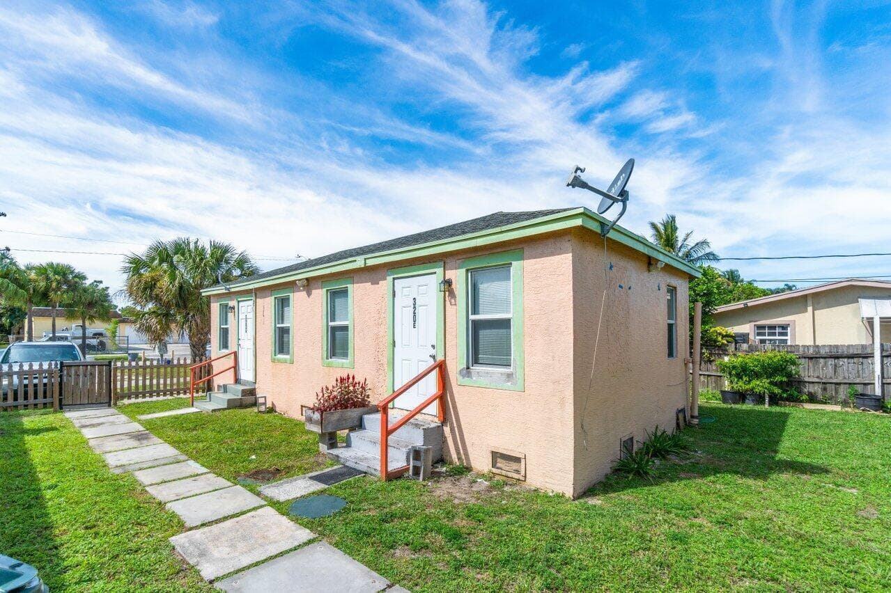 320 Swain Boulevard, FL 33463 photo 2