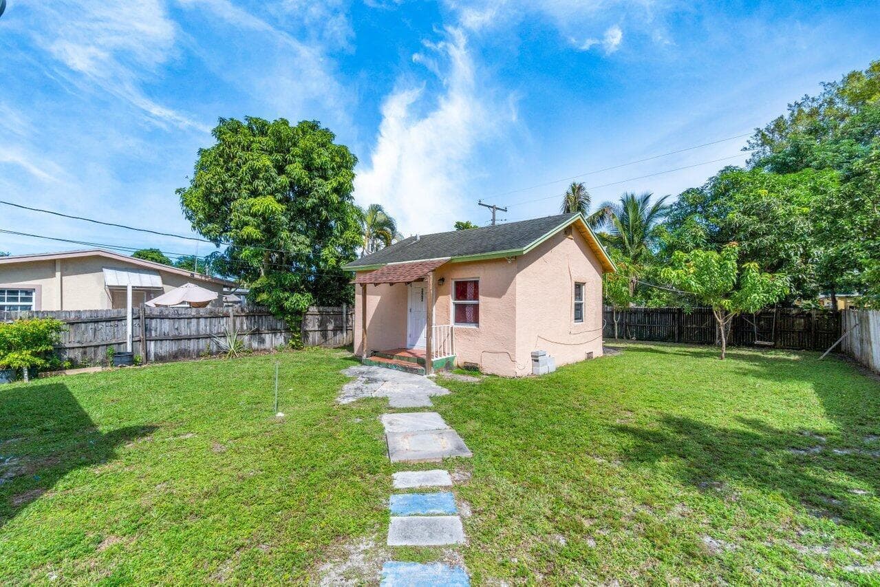 320 Swain Boulevard, FL 33463 photo 3