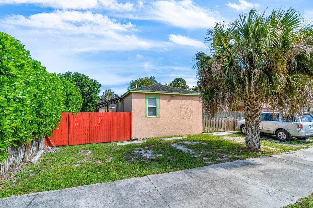 320 Swain Boulevard, FL 33463 photo 5