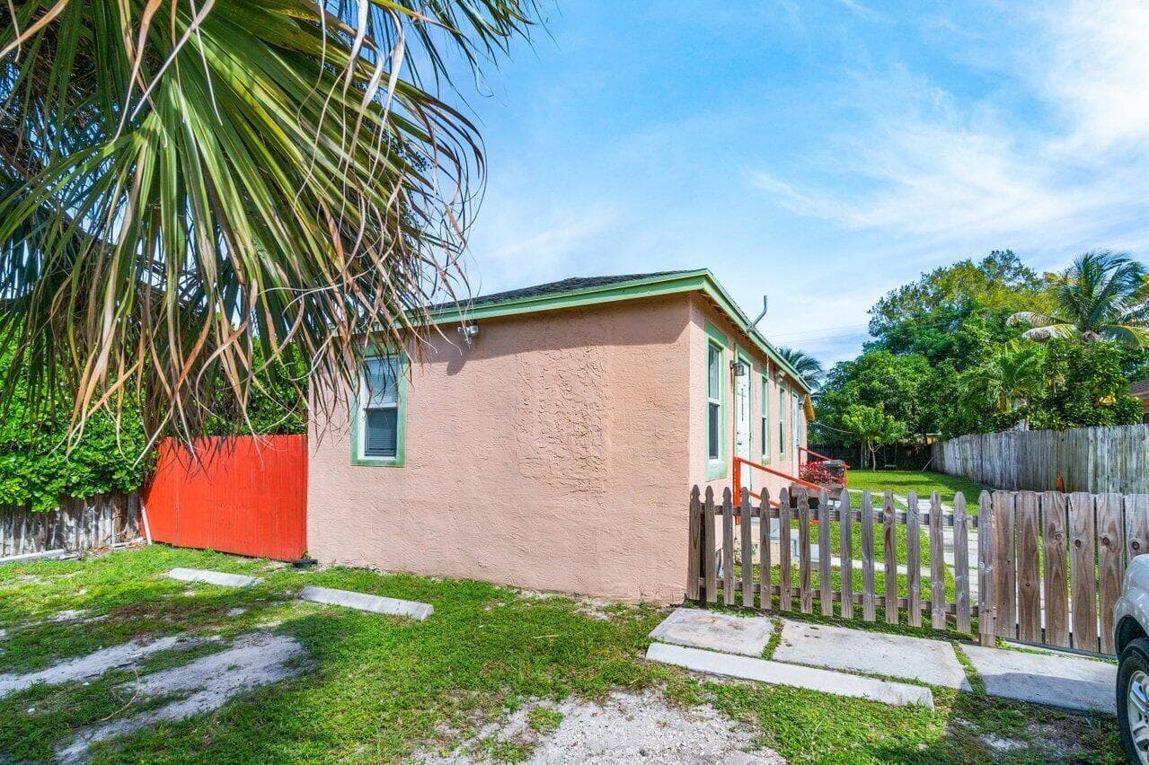 320 Swain Boulevard, FL 33463 photo 4