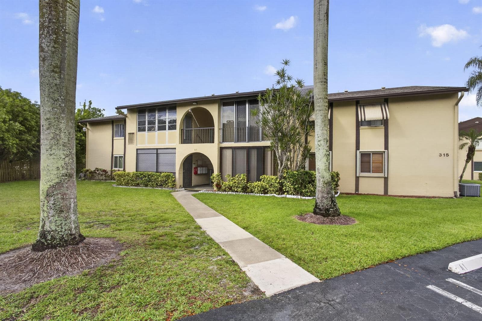 315 Pine Ridge Circle # D-1, FL 33463 photo 2