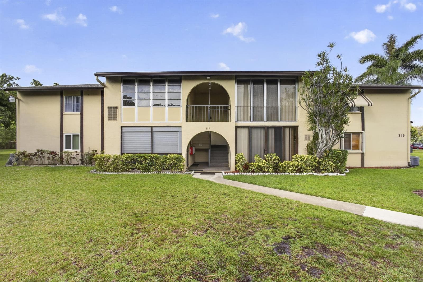 315 Pine Ridge Circle # D-1, FL 33463 photo 3