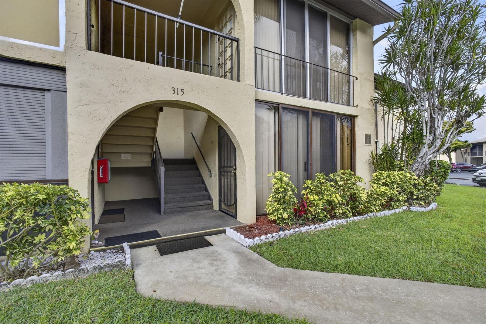 315 Pine Ridge Circle # D-1, FL 33463 photo 4