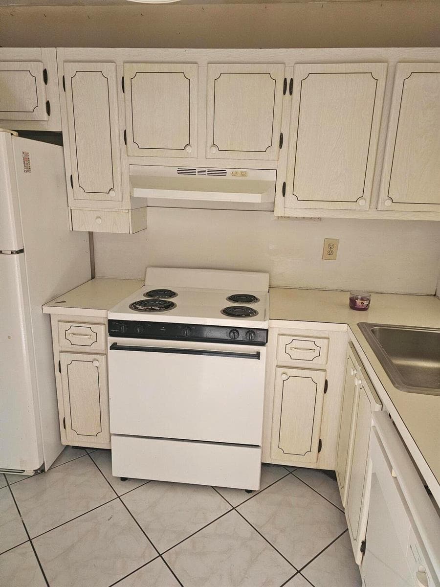 8060 Sunrise Lakes Drive E # 109, Sunrise, FL 33322 photo 2