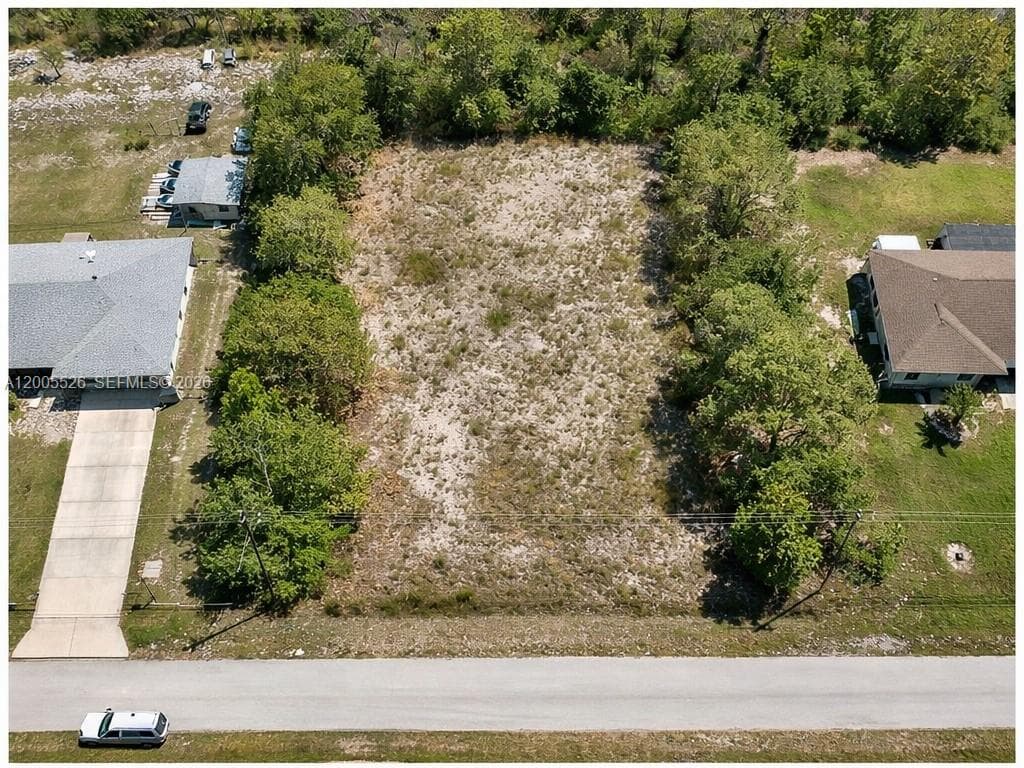 682 Woodcrest Dr, Lehigh Acres, FL 33972 photo 2