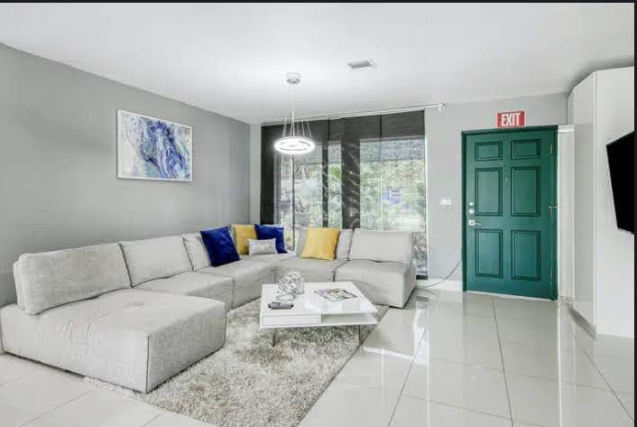 1905 N 45th Avenue, Hollywood, FL 33021 photo 2