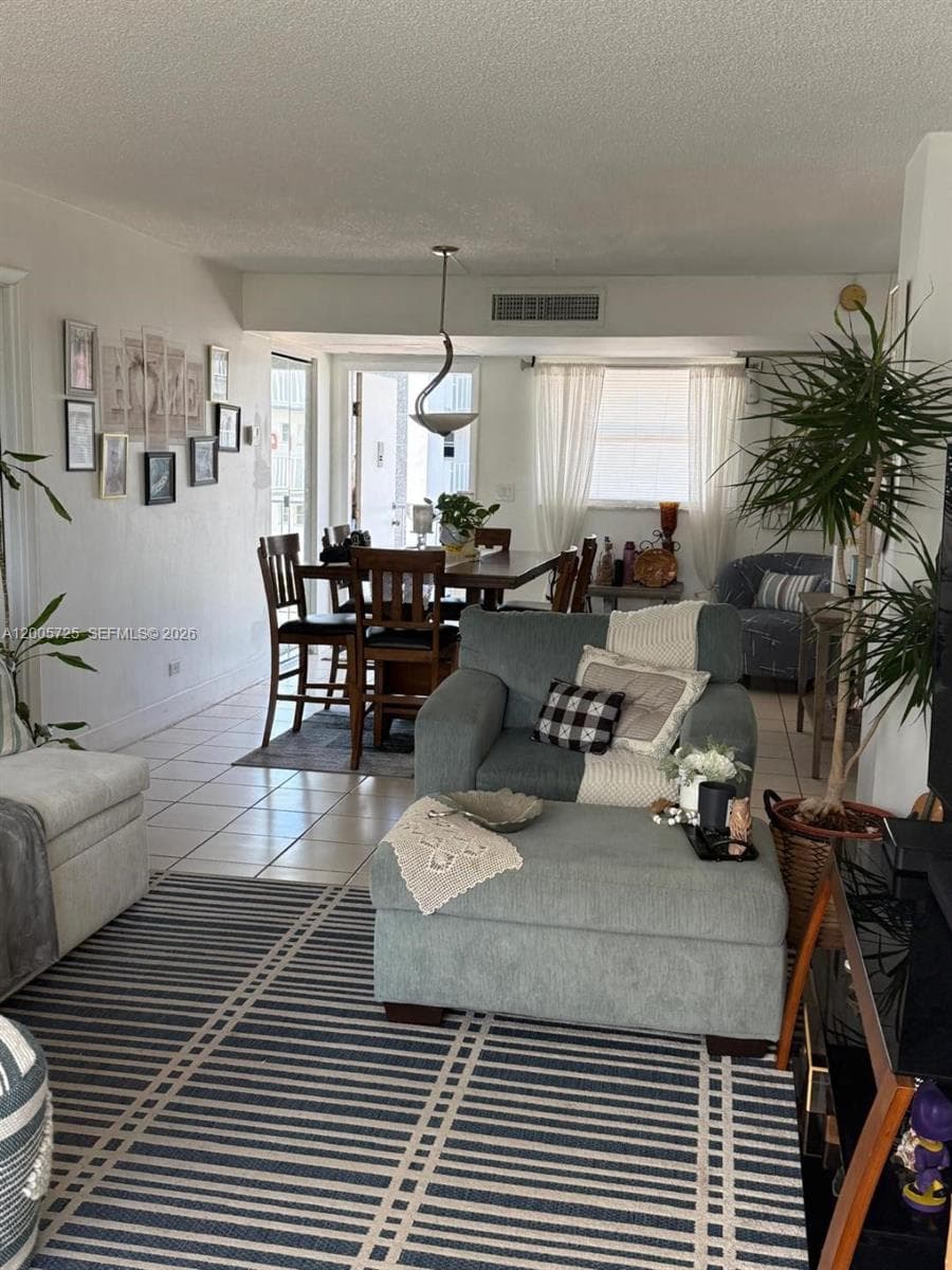 447 NE 195th St # 310, Miami, FL 33179 photo 4