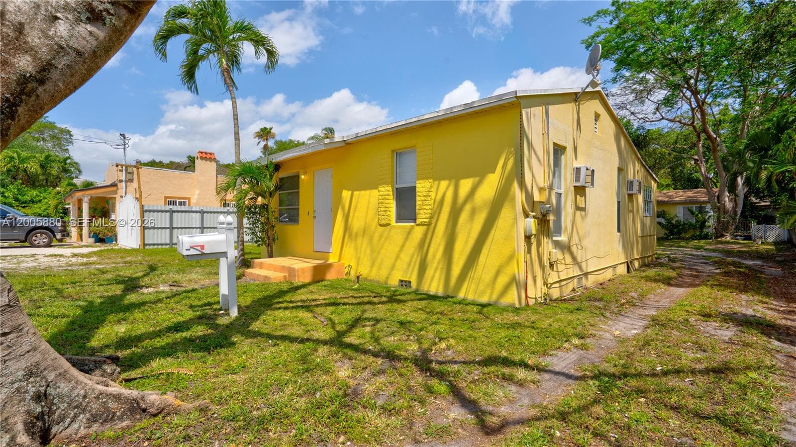 1085 NE 128th St # FRONT, North Miami, FL 33161 photo 2