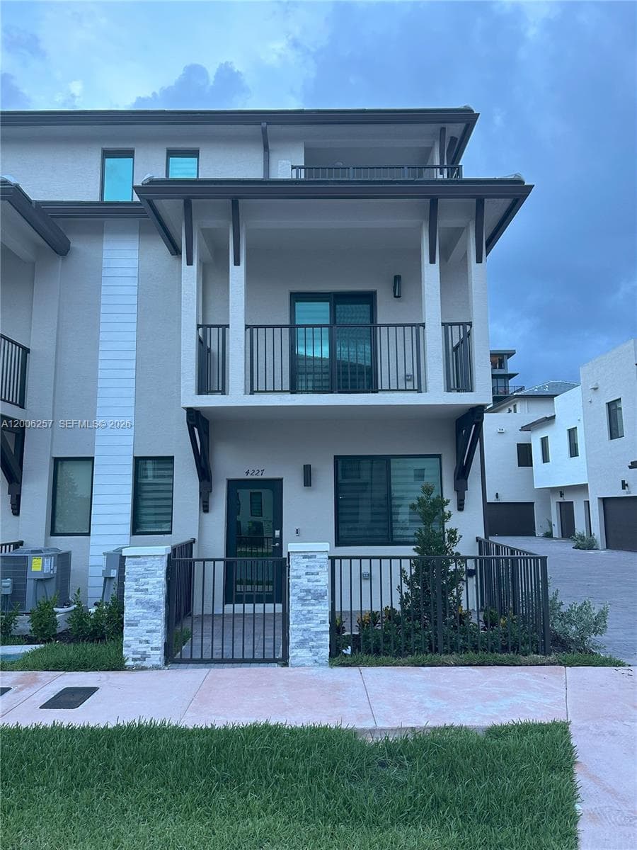4227 NW 83rd Path, Doral, FL 33166