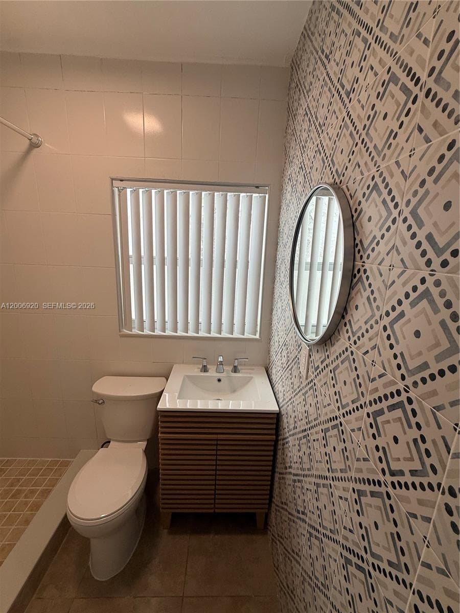 2816 Pine Tree Dr # 2, Miami Beach, FL 33140 photo 2