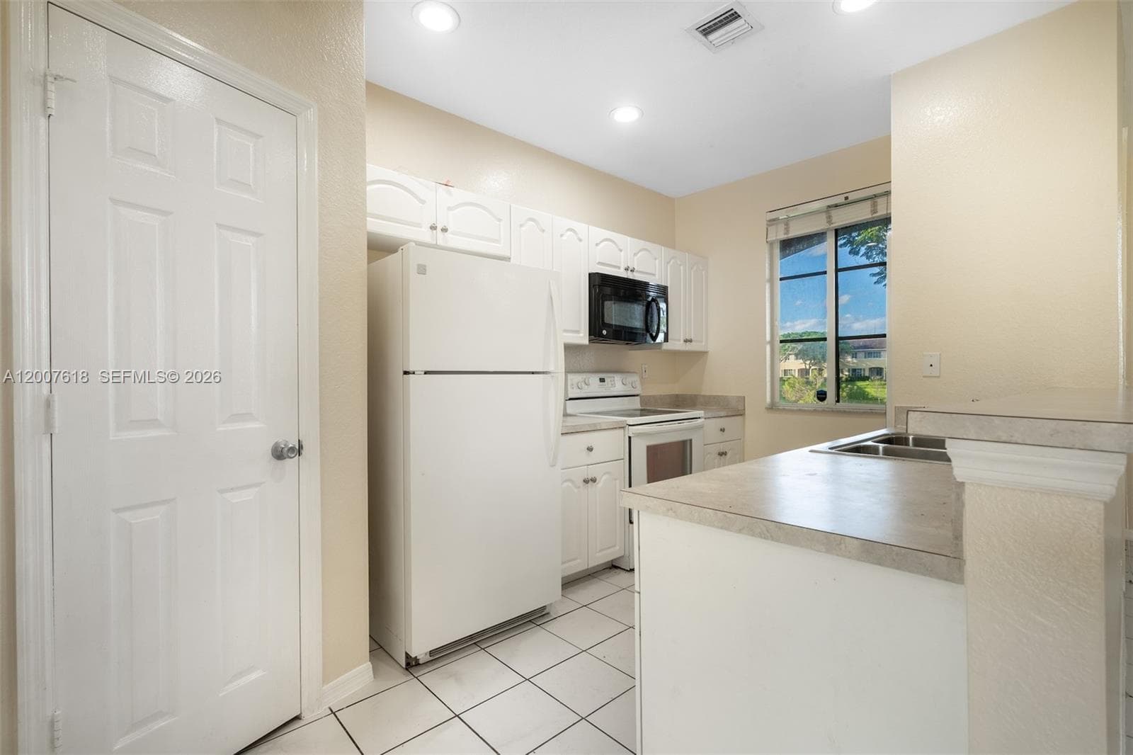 6051 SW 19th Pl, North Lauderdale, FL 33068 photo 4