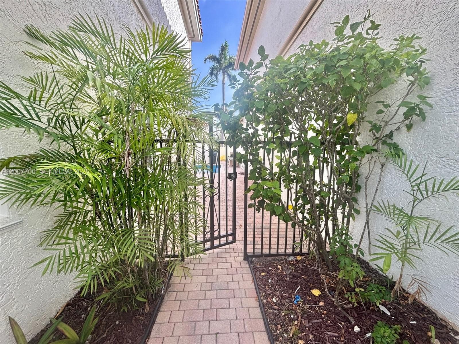 1141 Waterside Ln, Hollywood, FL 33019 photo 5
