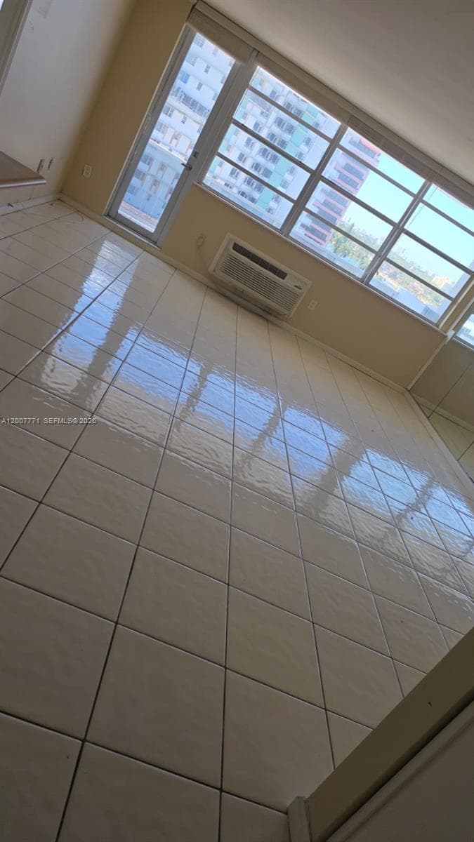 5313 Collins Ave # 906, Miami Beach, FL 33140