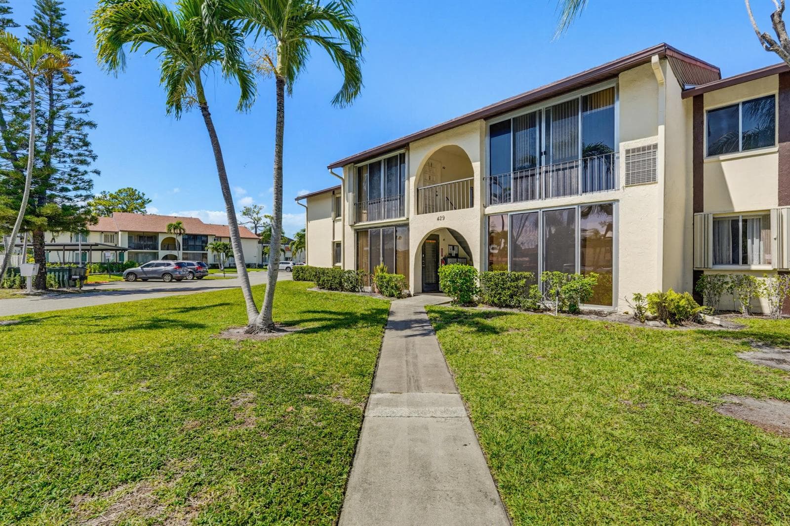 5760 Pine Wood Drive # D-1, FL 33463 photo 2