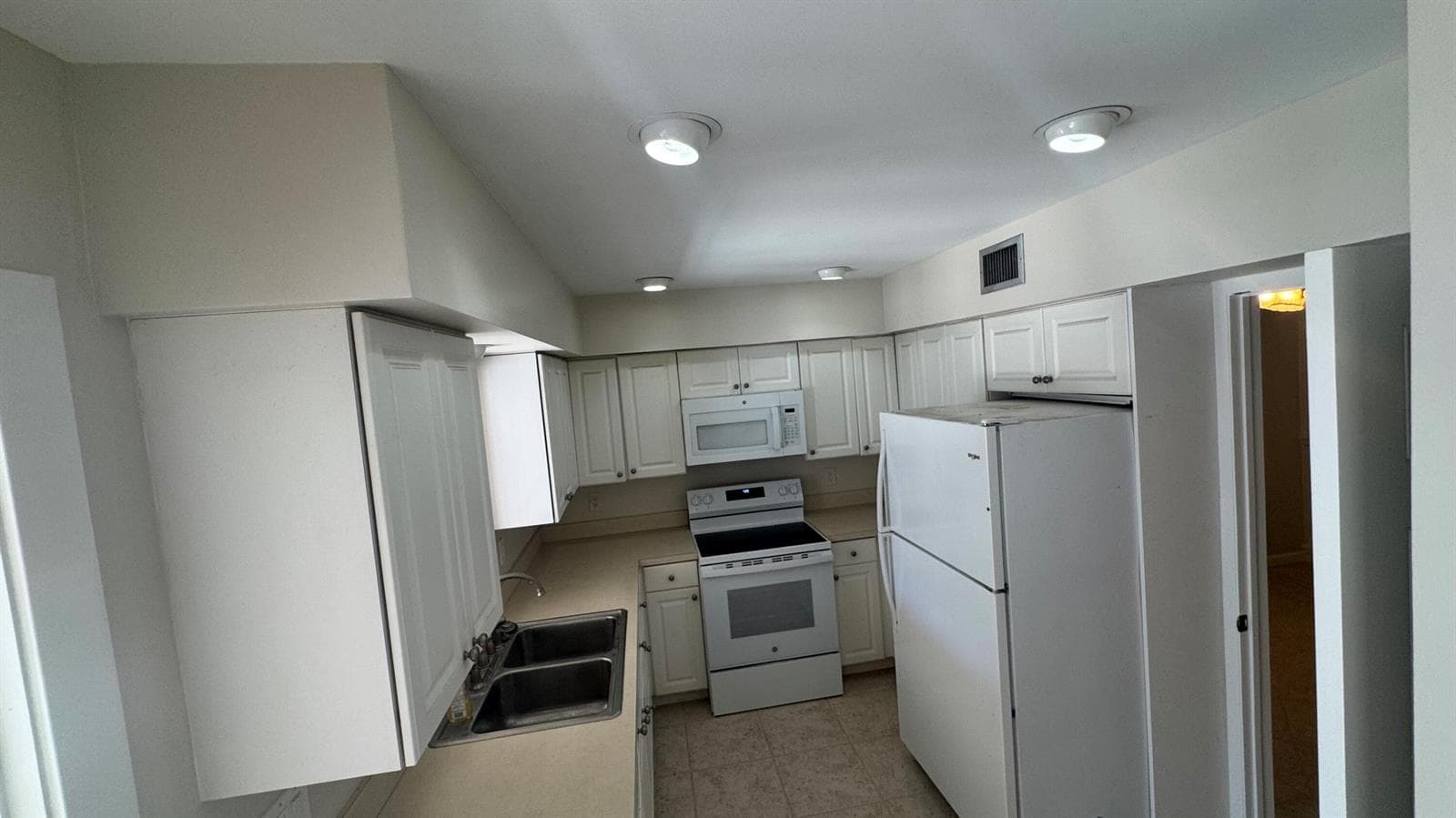 2704 Cardinal Drive, Vero Beach, FL 32963 photo 3