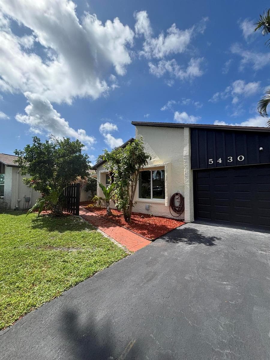 5430 Mirror Lakes Boulevard, Boynton Beach, FL 33472 photo 2