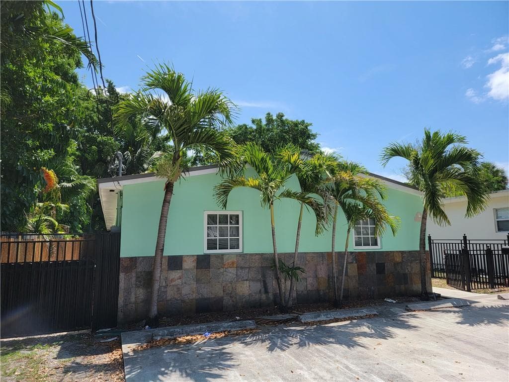 1010 NW 3rd Avenue, Hallandale Beach, FL 33009 photo 2