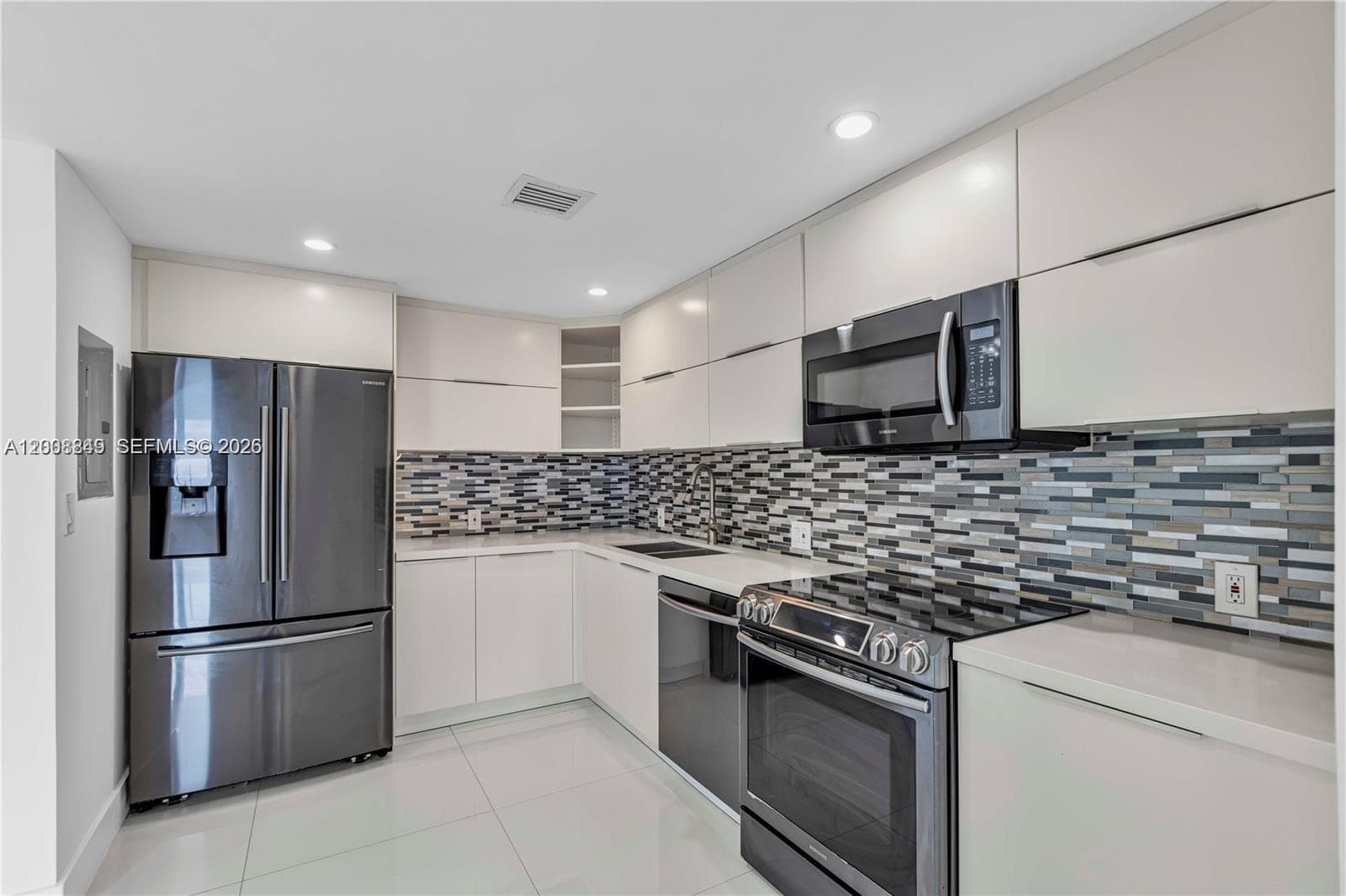 100 Bayview Dr # 508, Sunny Isles Beach, FL 33160 photo 2