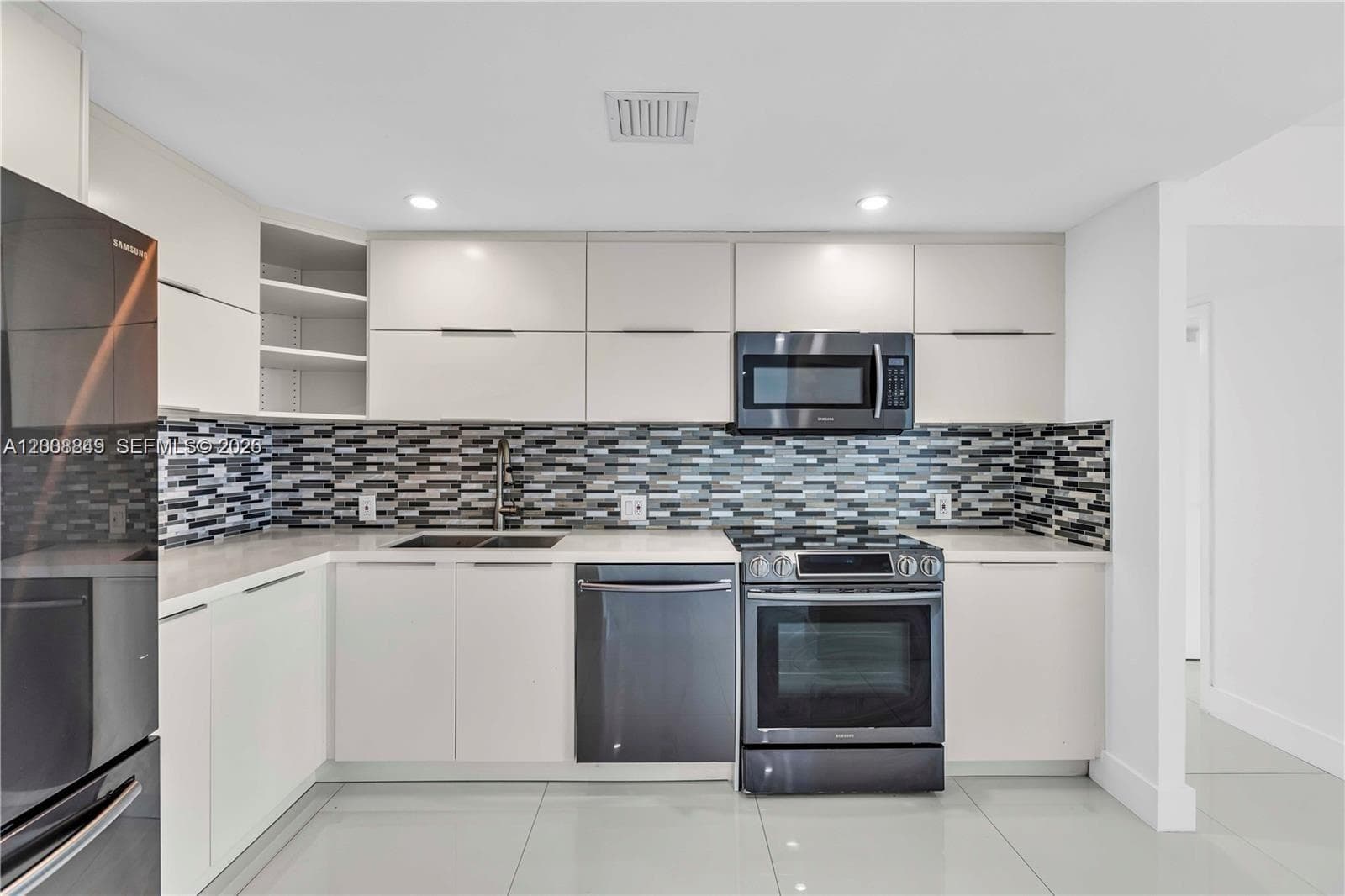 100 Bayview Dr # 508, Sunny Isles Beach, FL 33160 photo 3