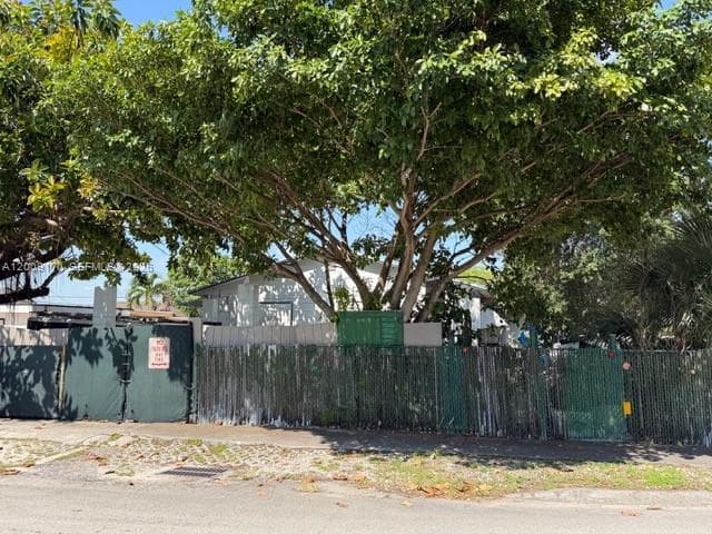 890 E 52nd St, Hialeah, FL 33013 photo 2