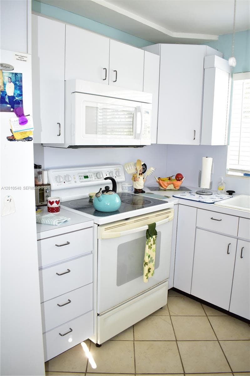 9321 Sunrise Lakes Blvd # 201, Sunrise, FL 33322 photo 4