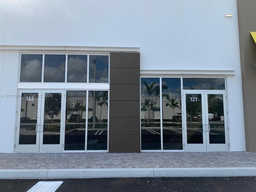 10890 NW 17th St # 121, Sweetwater, FL 33172