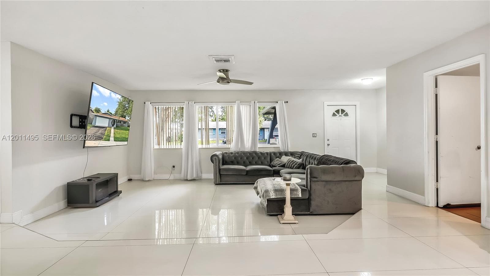 9511 NW 8th St, Pembroke Pines, FL 33024 photo 2