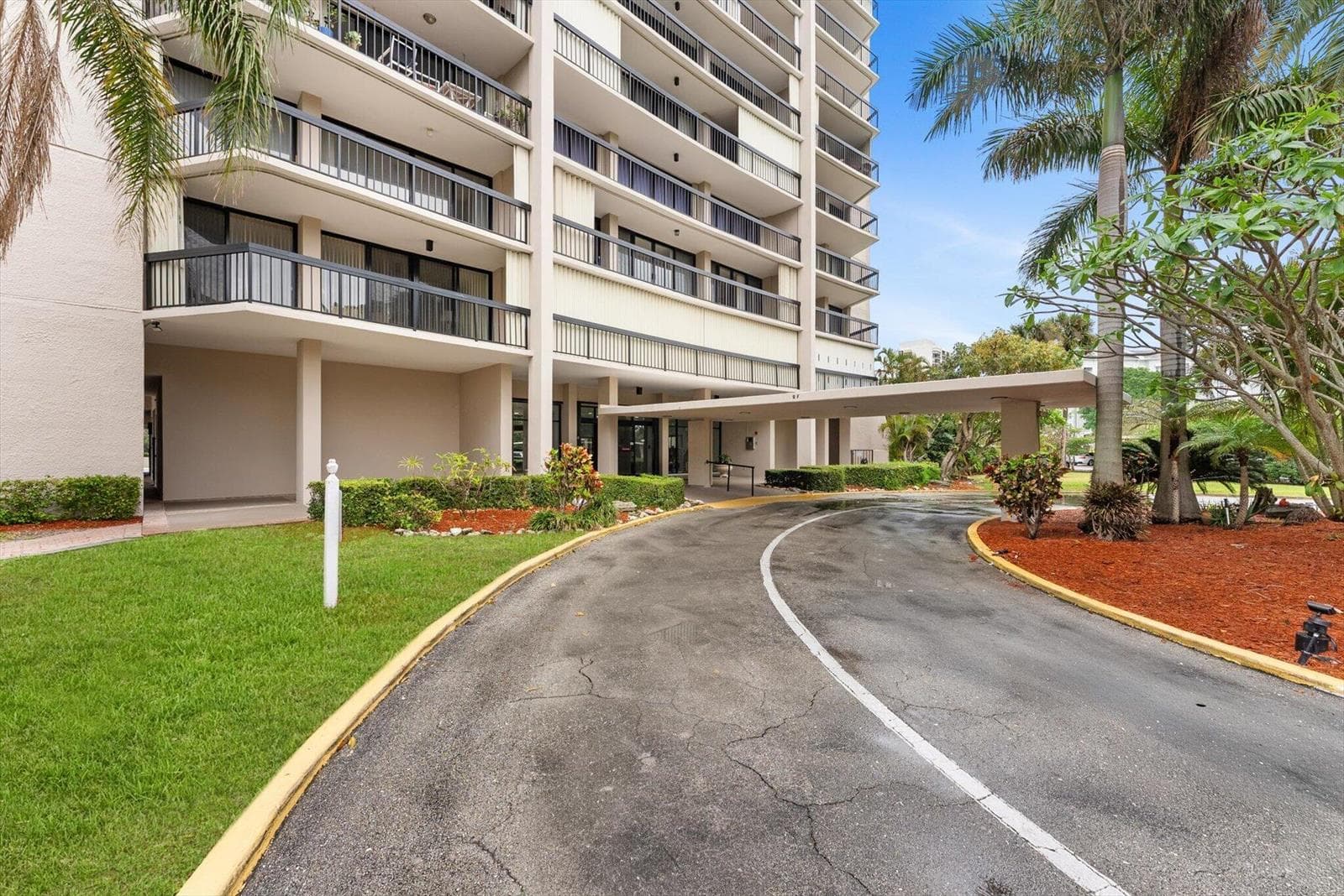 2425 Presidential Way # 704, West Palm Beach, FL 33401