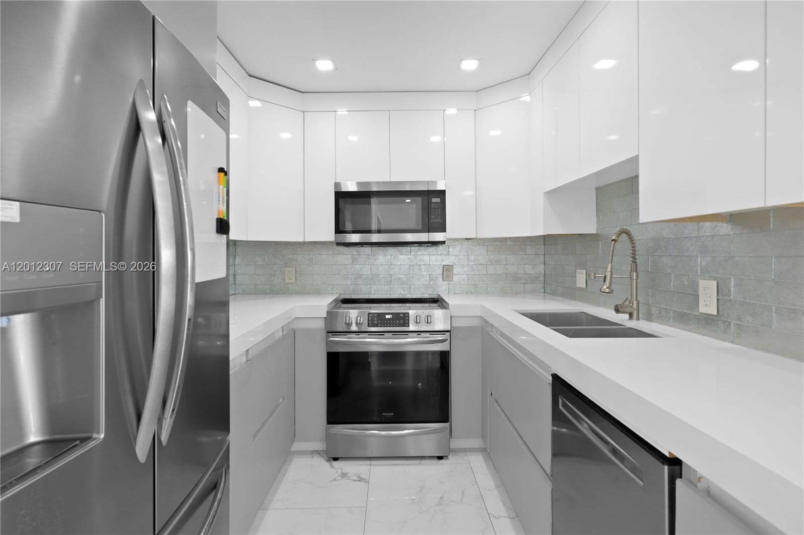3675 N Country Club Dr # 2008, Aventura, FL 33180