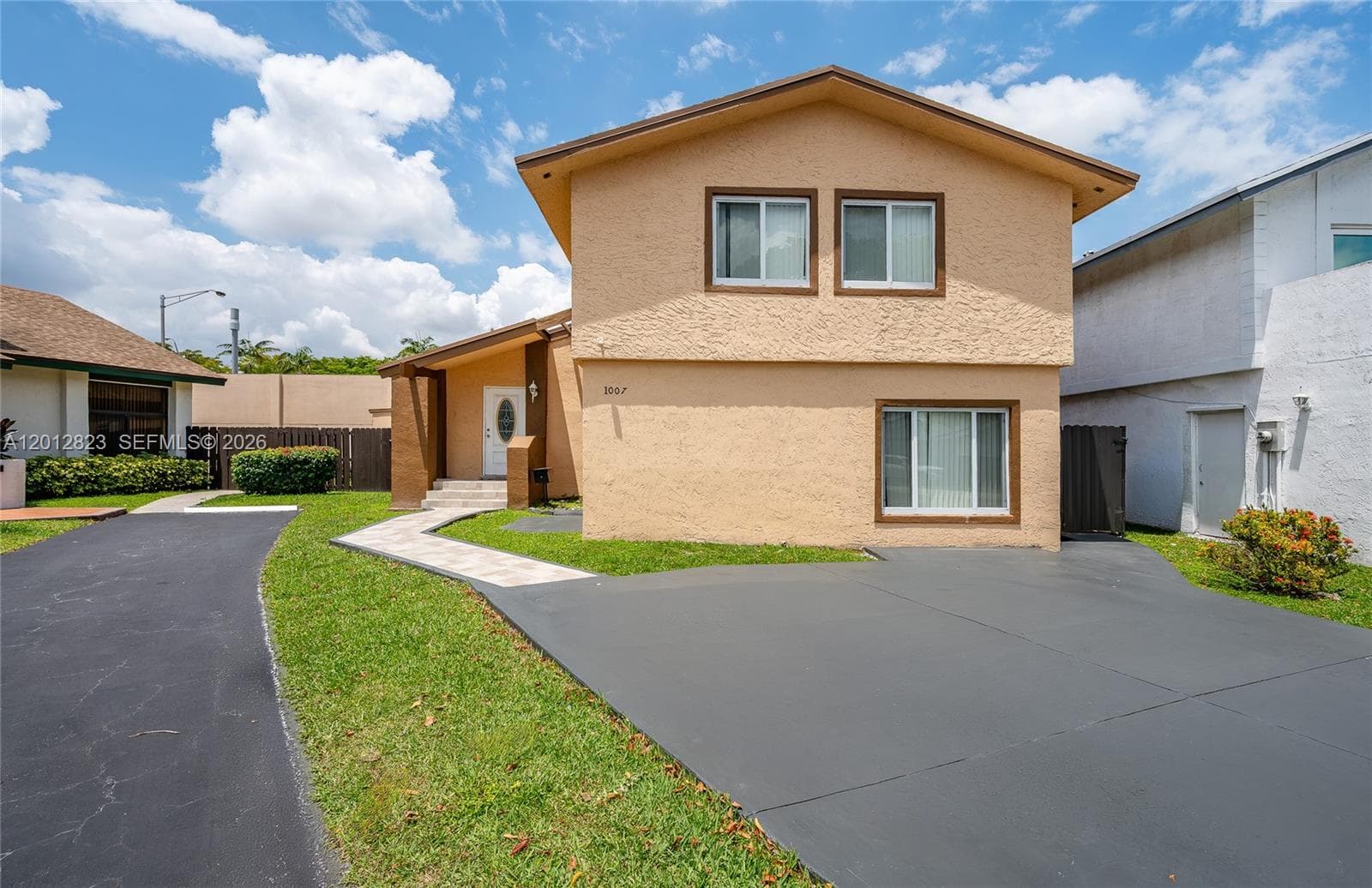 1007 NW 106th Ave Cir, Miami, FL 33172 photo 2