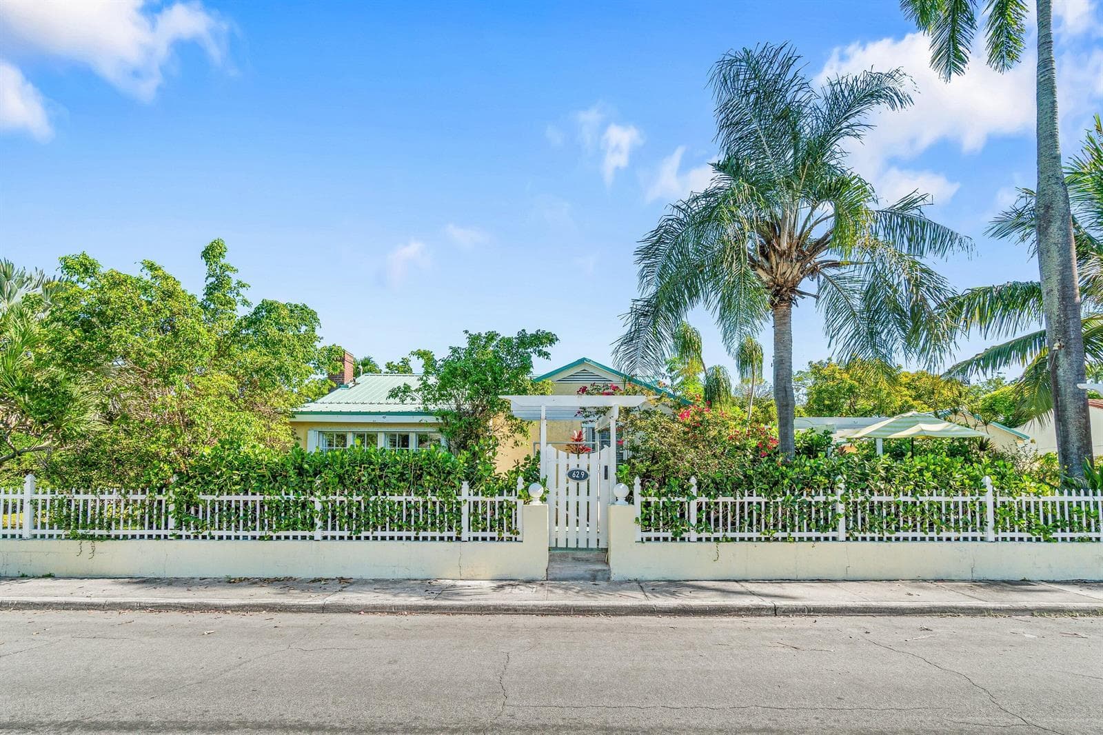 629 Selkirk Street, West Palm Beach, FL 33405 photo 2
