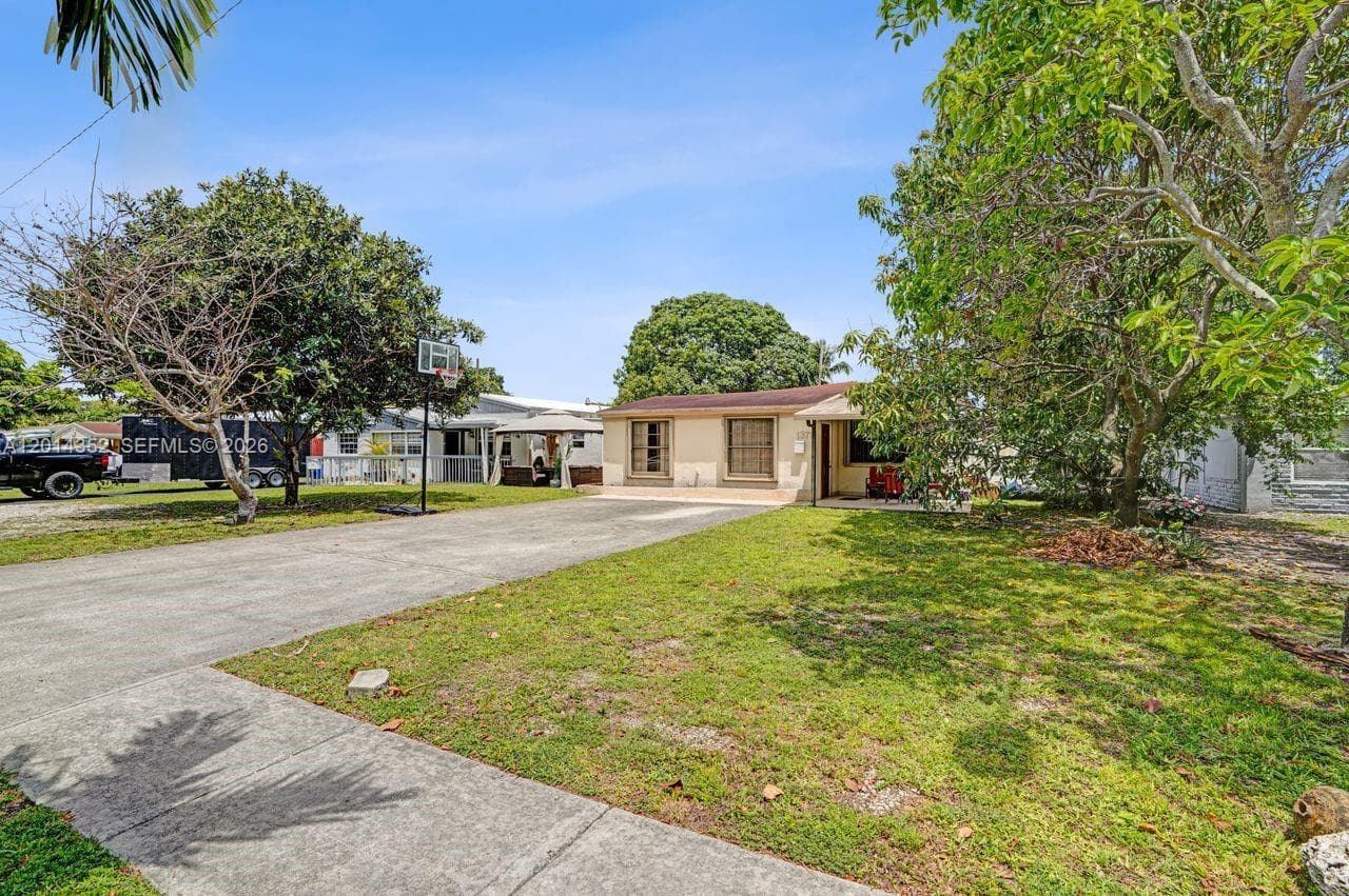 1379 NE 177th St, North Miami Beach, FL 33162 photo 3