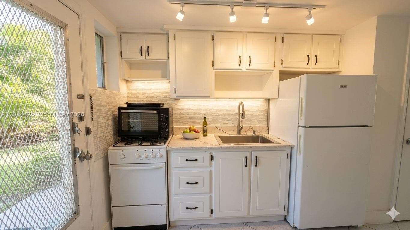 6490 Collins Ave # 14, Miami Beach, FL 33141 photo 2