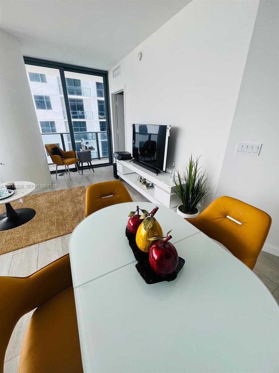 55 SW 9th St # 3308, Miami, FL 33130 photo 2