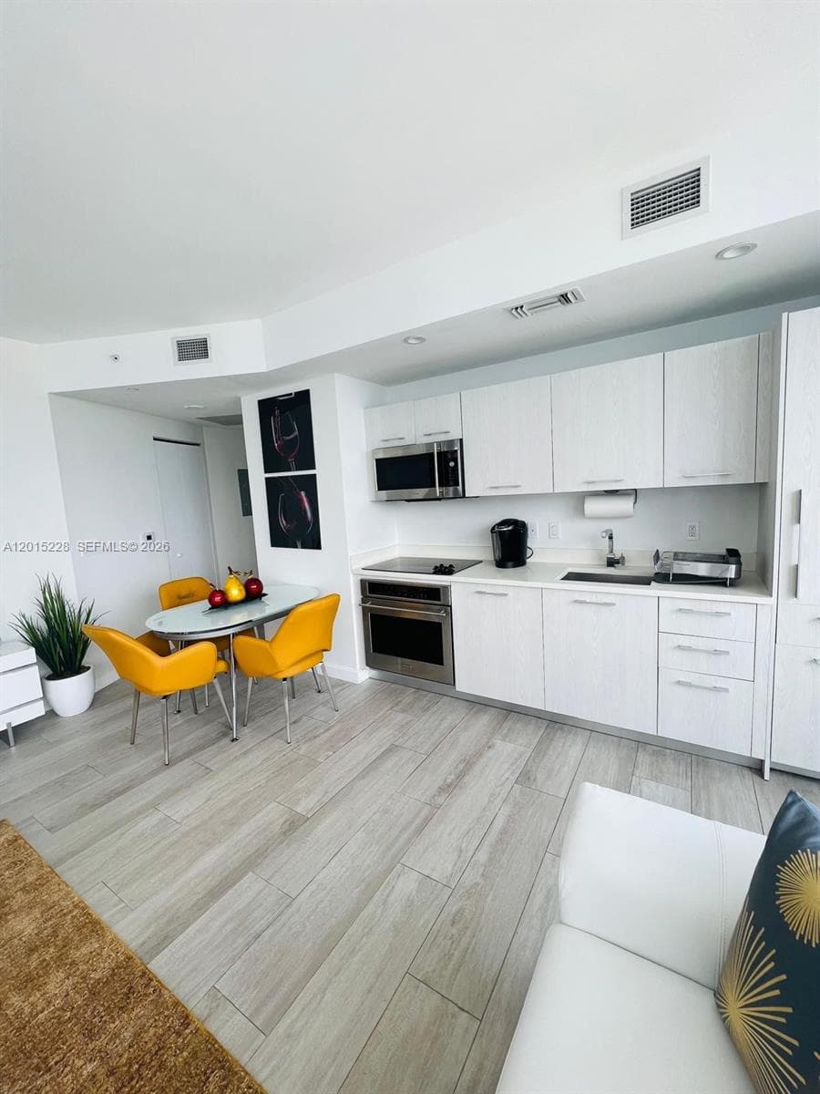 55 SW 9th St # 3308, Miami, FL 33130 photo 4