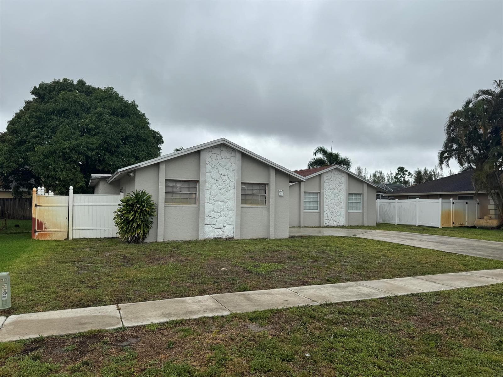 589 Cashiers Drive, West Palm Beach, FL 33413 photo 2