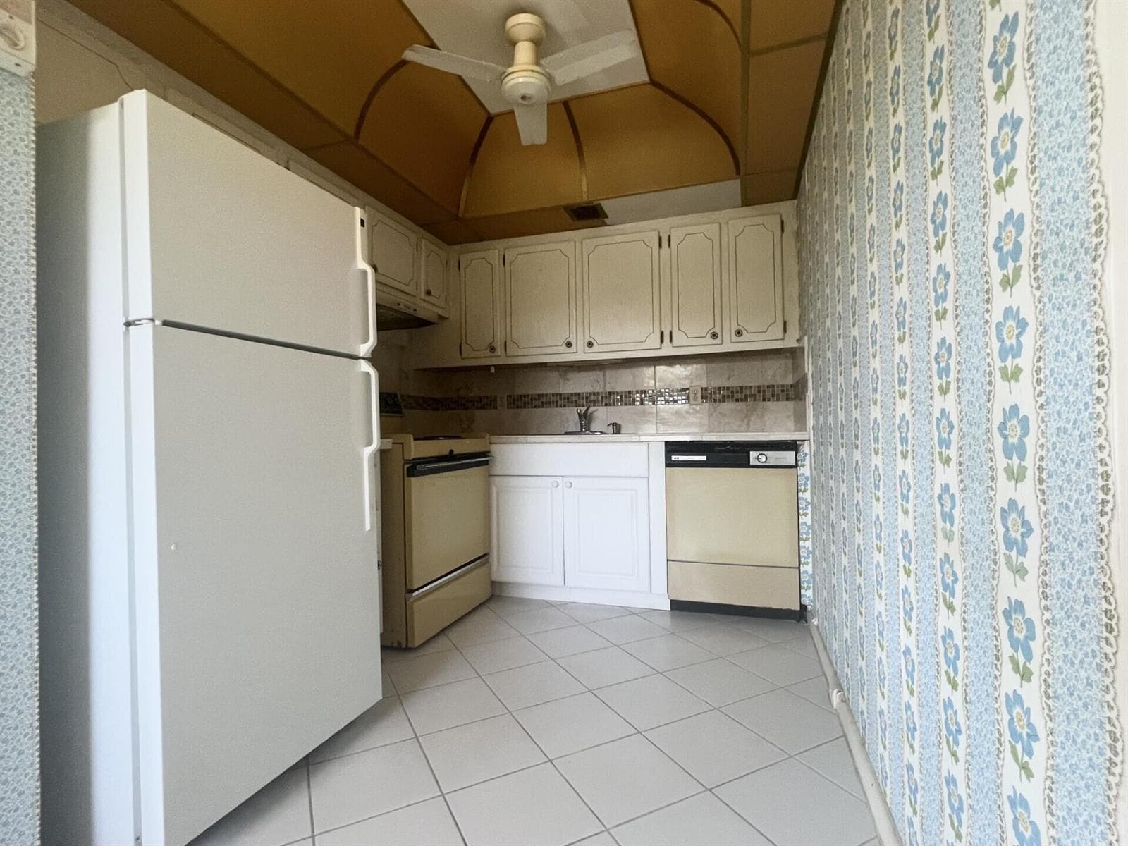 392 Grantham F # 392, Deerfield Beach, FL 33442 photo 2