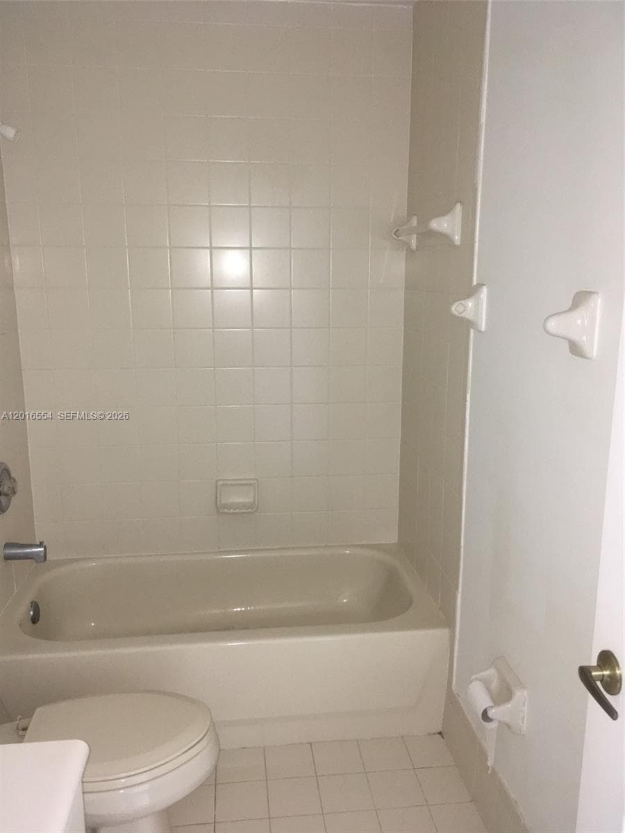 7100 NW 177th St # 202-14, Hialeah, FL 33015