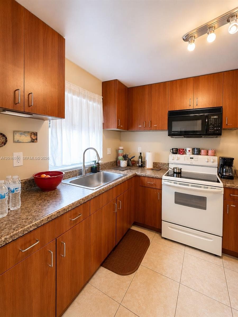 9800 Sunrise Lakes Blvd # 202, Sunrise, FL 33322 photo 2